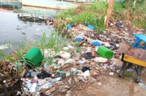 Article : À Abidjan, la lagune Ébrié sous le poids des ordures