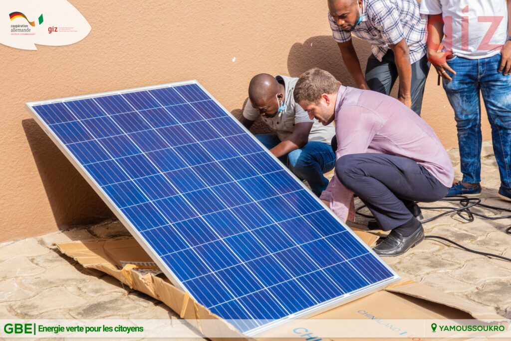 Hommes installant un panneau solaire